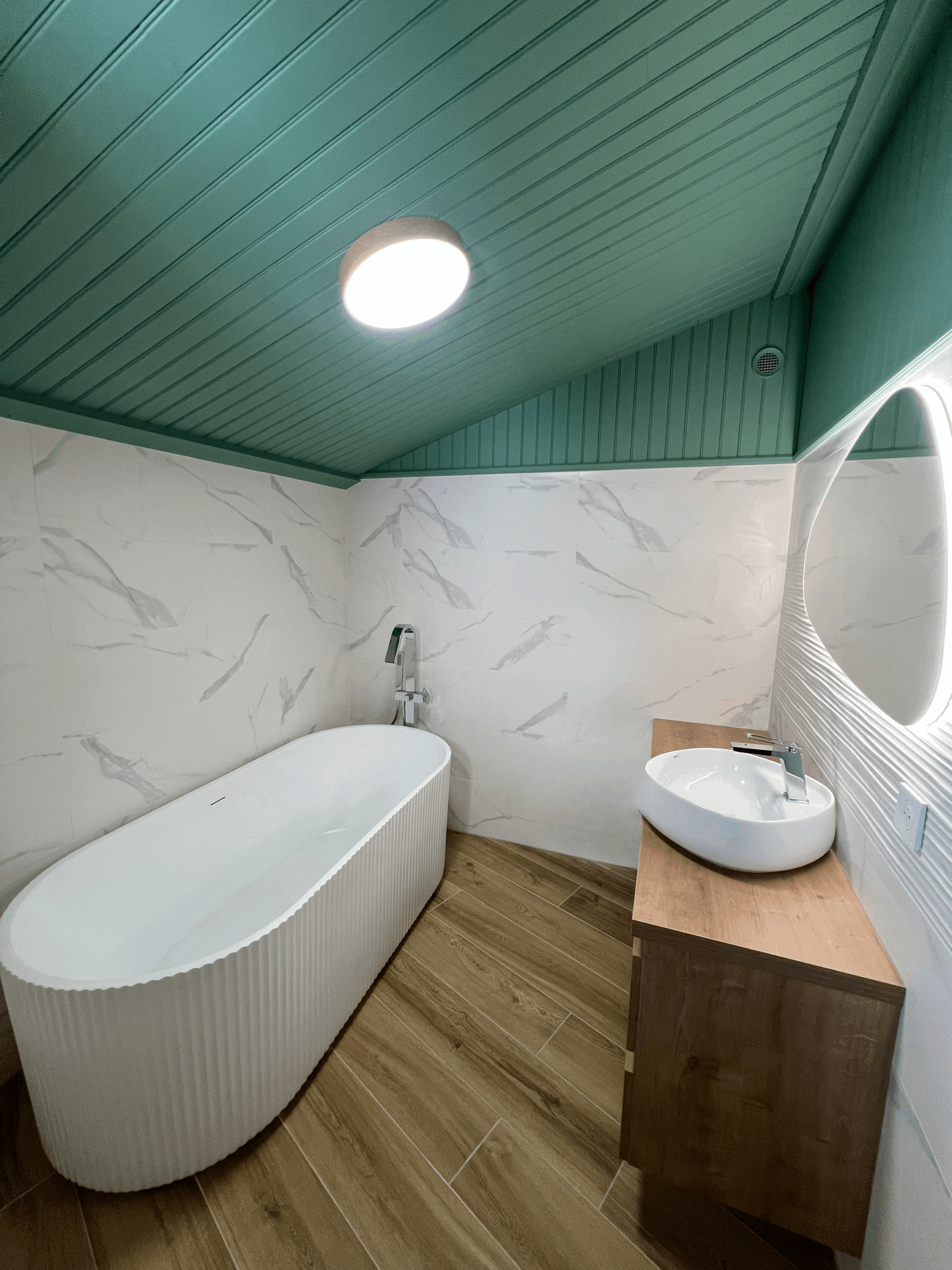 Salle de bain peinture plafond colorée